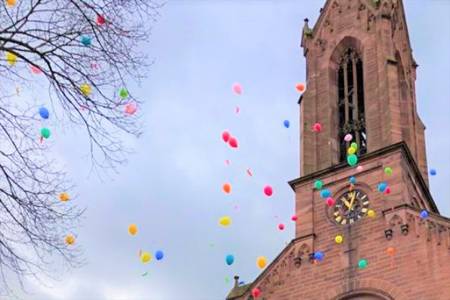 Stadtkirche mit Luftballons